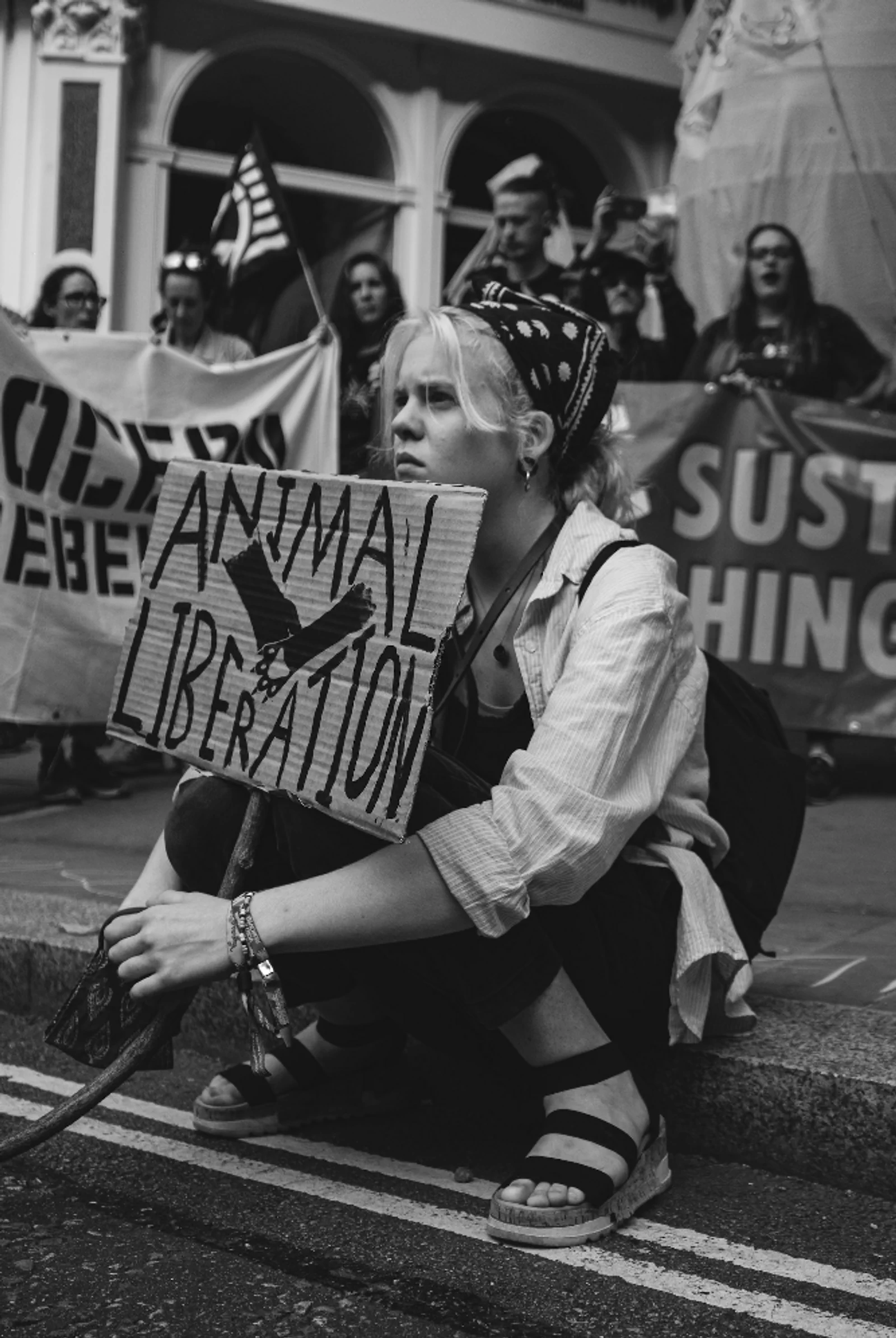дівчина з плакатом права тварин animal libiration на протесті на марші